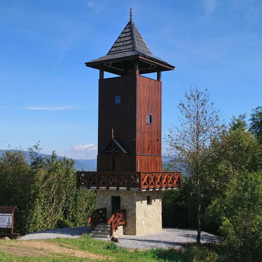 Wieża widokowa na końcu drogi krzyżowej